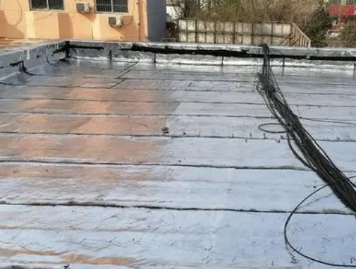 黄冈卫生间漏水维修公司分享下黄冈屋面楼顶防水刚性防水层施工要点。